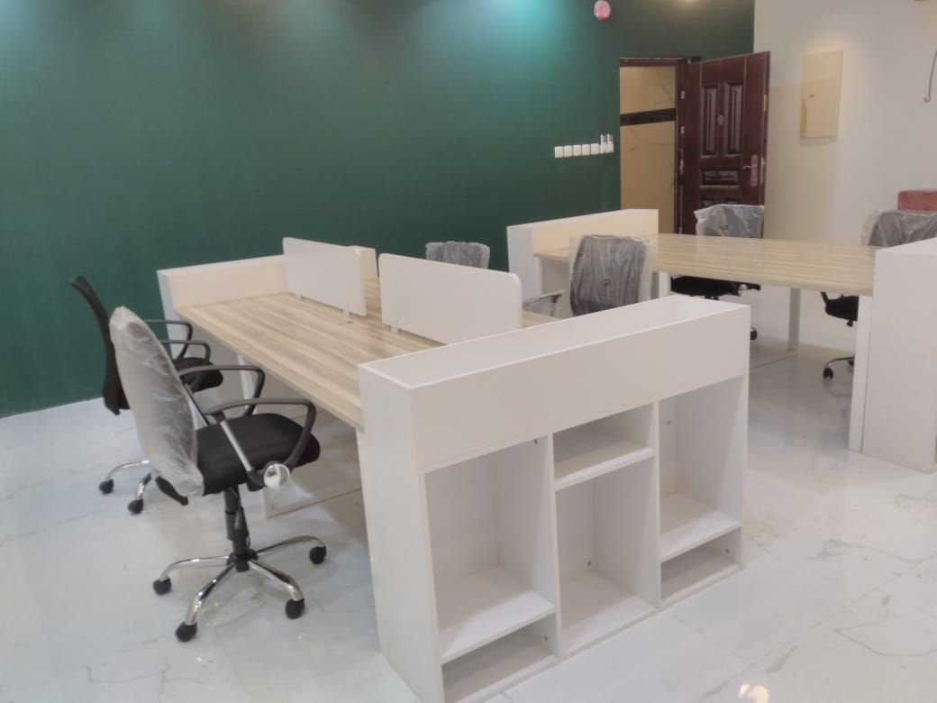 محطة عمل جماعية بتصميم خشبي وأبيض للمكاتب الحديثة — للمكاتب الحديثة —