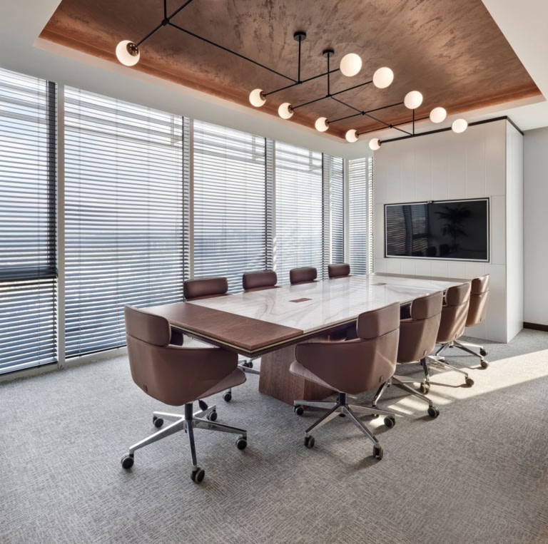 تصميم طاولة اجتماعات فاخرة – تصميم يعكس قوة المكان واحترافيته | شركة فن المكاتب من Office Art